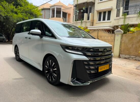 Toyota Vellfire - Front Right 3 quarter